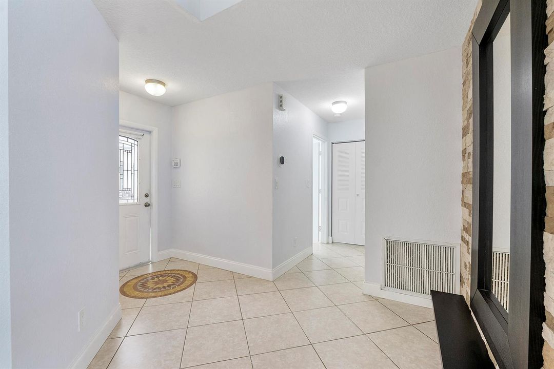 8821 Lake Park Cir N_004