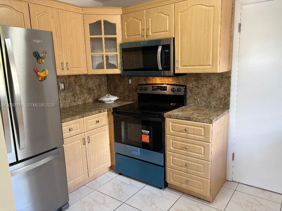 For Rent: $3,200 (3 beds, 2 baths, 1400 Square Feet)