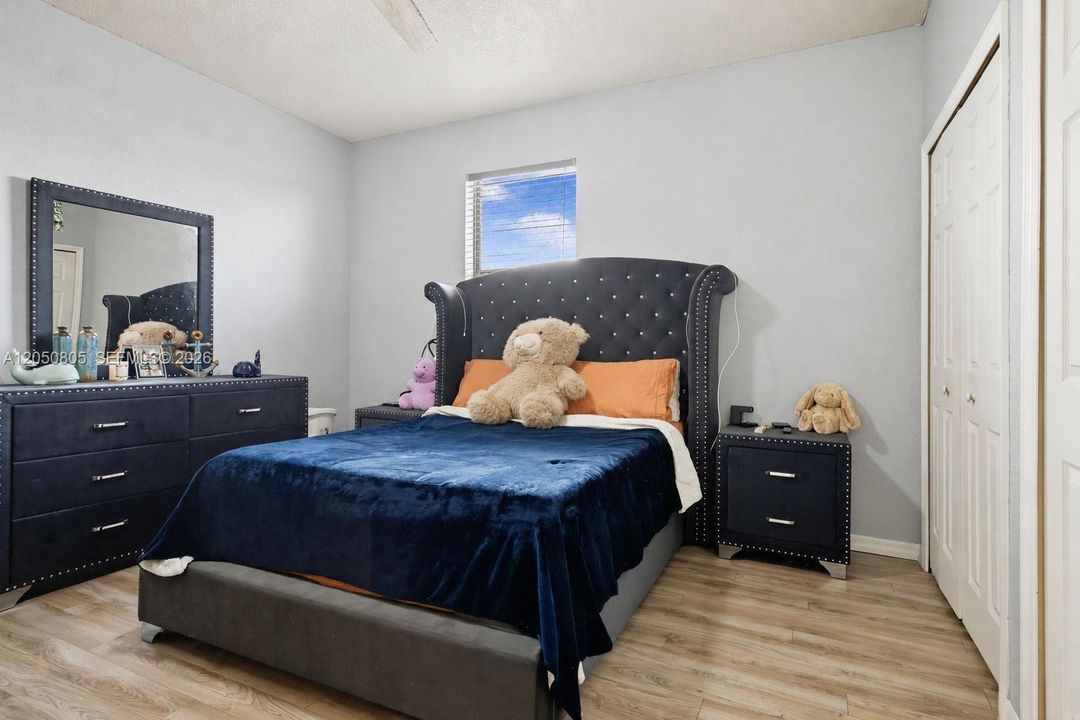 For Sale: $729,900 (5 beds, 5 baths, 2633 Square Feet)