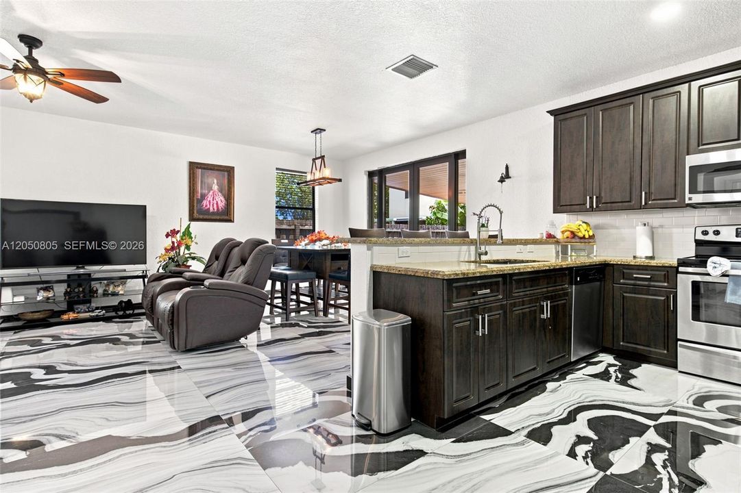 For Sale: $729,900 (5 beds, 5 baths, 2633 Square Feet)