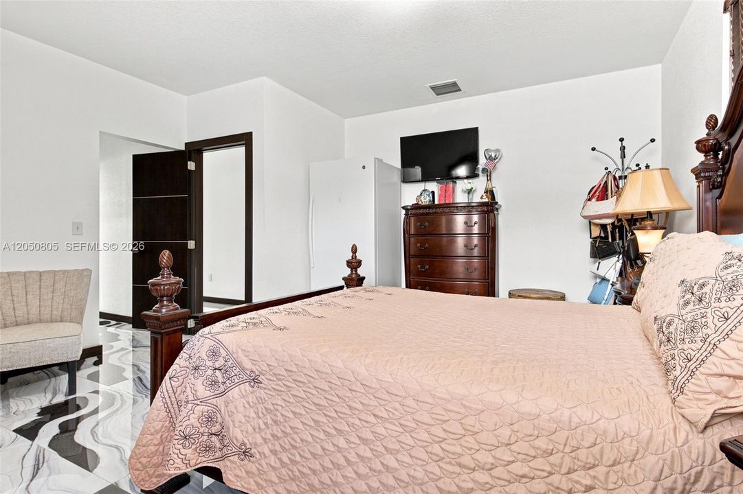 For Sale: $729,900 (5 beds, 5 baths, 2633 Square Feet)