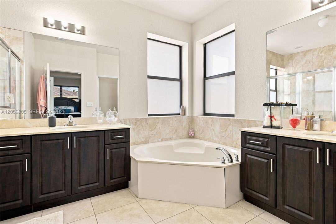For Sale: $729,900 (5 beds, 5 baths, 2633 Square Feet)