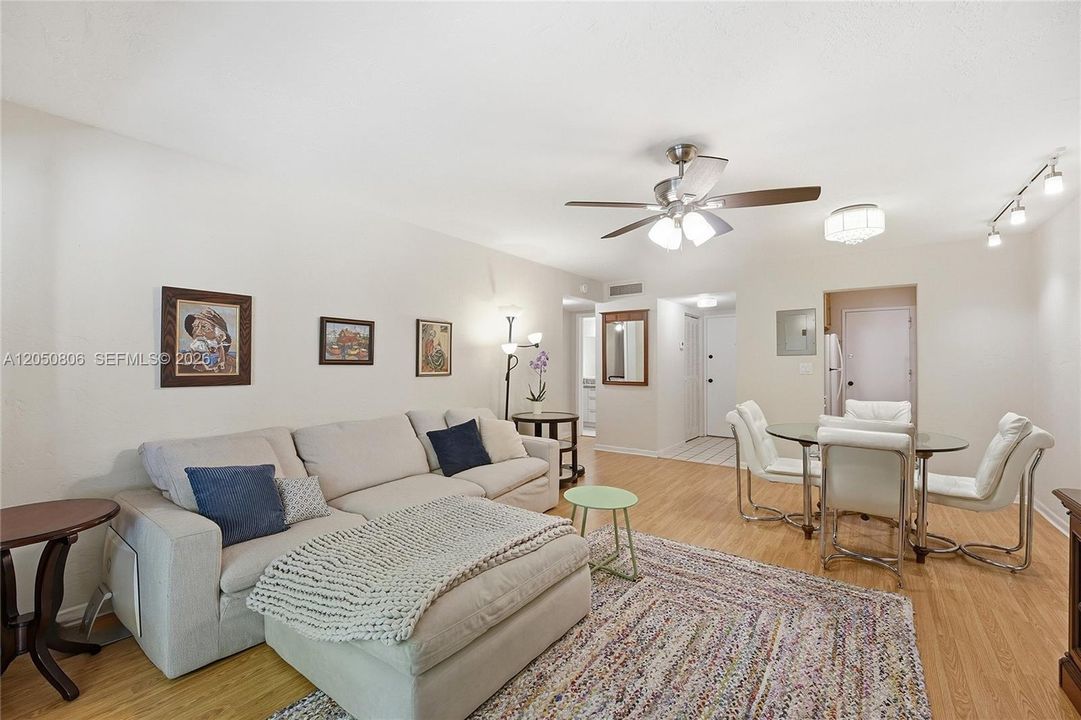 En Venta: $319,000 (1 camas, 1 baños, 896 Pies cuadrados)