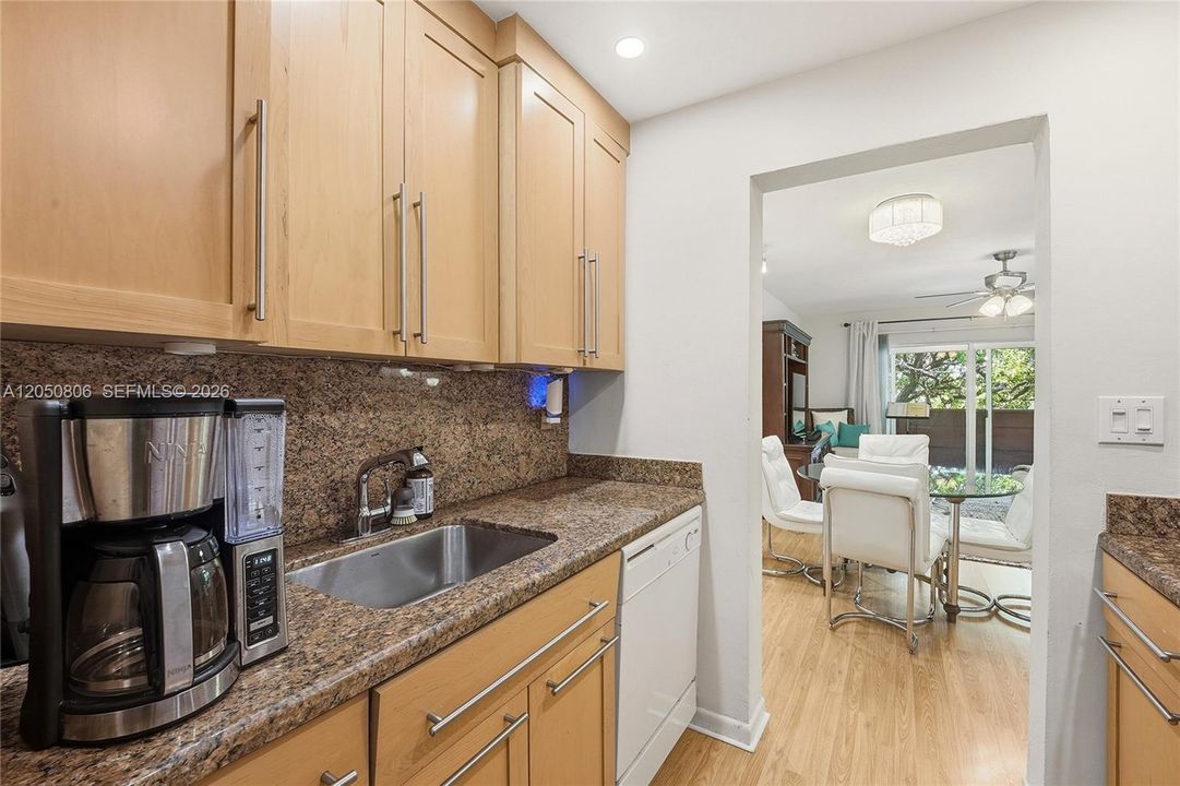 En Venta: $319,000 (1 camas, 1 baños, 896 Pies cuadrados)