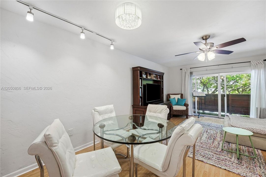 En Venta: $319,000 (1 camas, 1 baños, 896 Pies cuadrados)