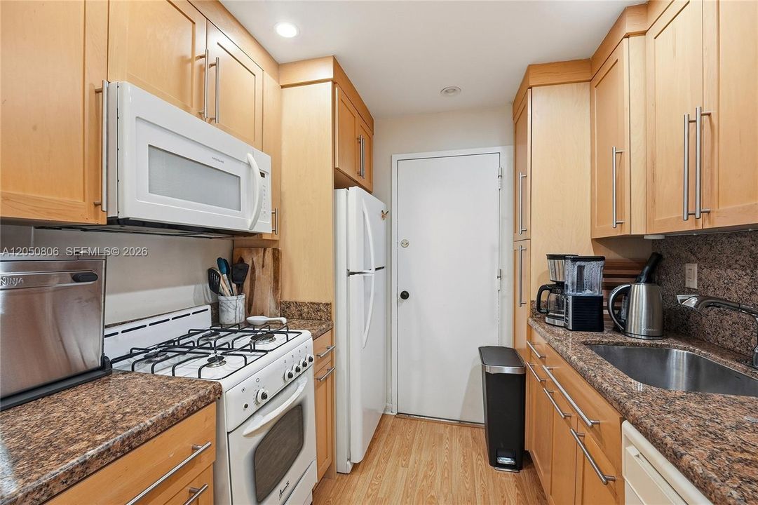 En Venta: $319,000 (1 camas, 1 baños, 896 Pies cuadrados)