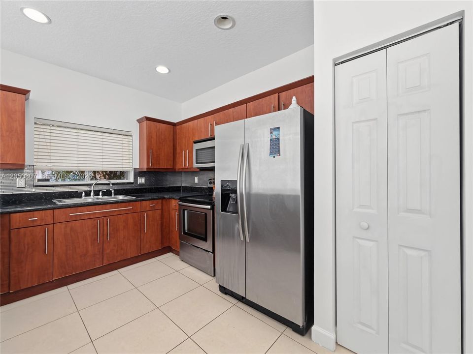 For Rent: $3,900 (3 beds, 3 baths, 2727 Square Feet)