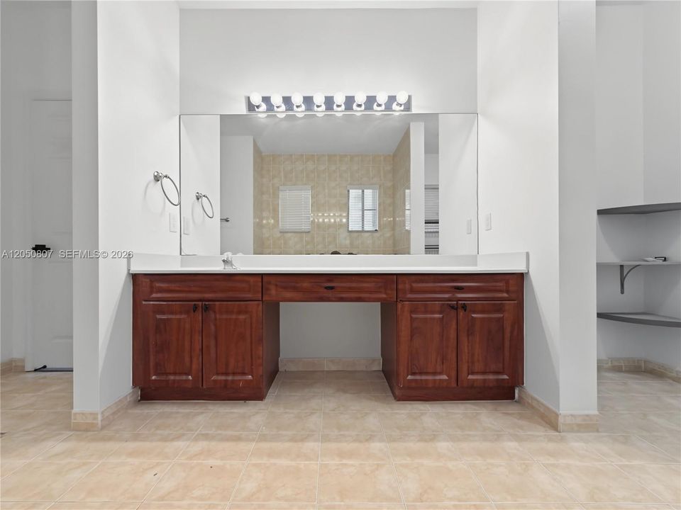 For Rent: $3,900 (3 beds, 3 baths, 2727 Square Feet)