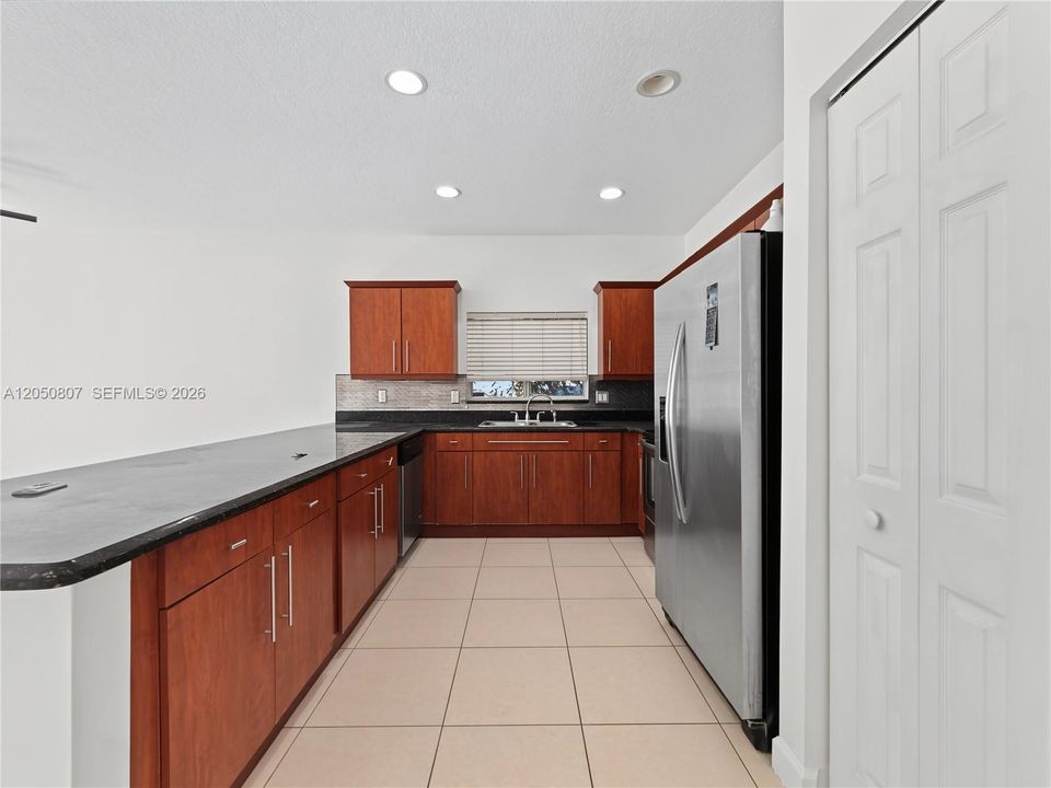For Rent: $3,900 (3 beds, 3 baths, 2727 Square Feet)