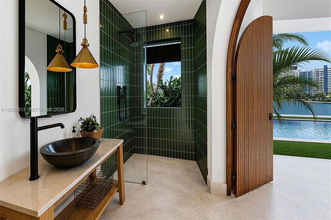 En Renta: $85,000 (6 camas, 4 baños, 5950 Pies cuadrados)