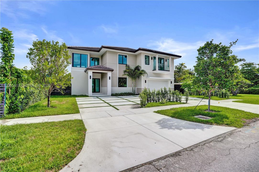 For Sale: $5,600,000 (5 beds, 6 baths, 5105 Square Feet)