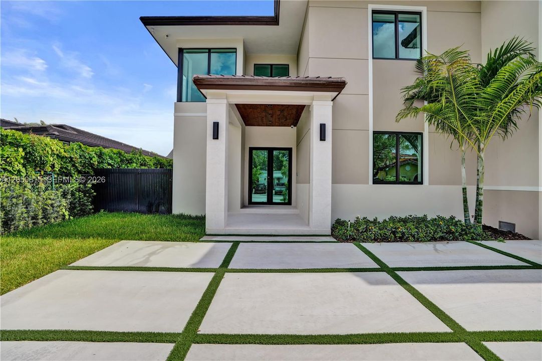 For Sale: $5,600,000 (5 beds, 6 baths, 5105 Square Feet)