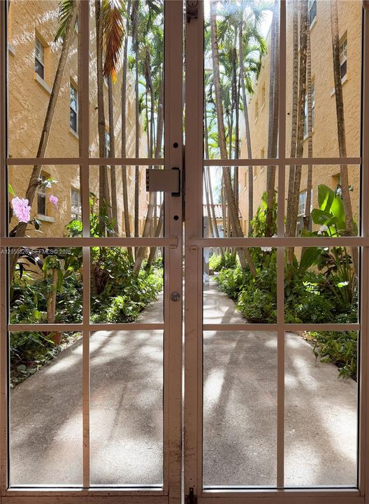For Sale: $289,000 (1 beds, 1 baths, 460 Square Feet)