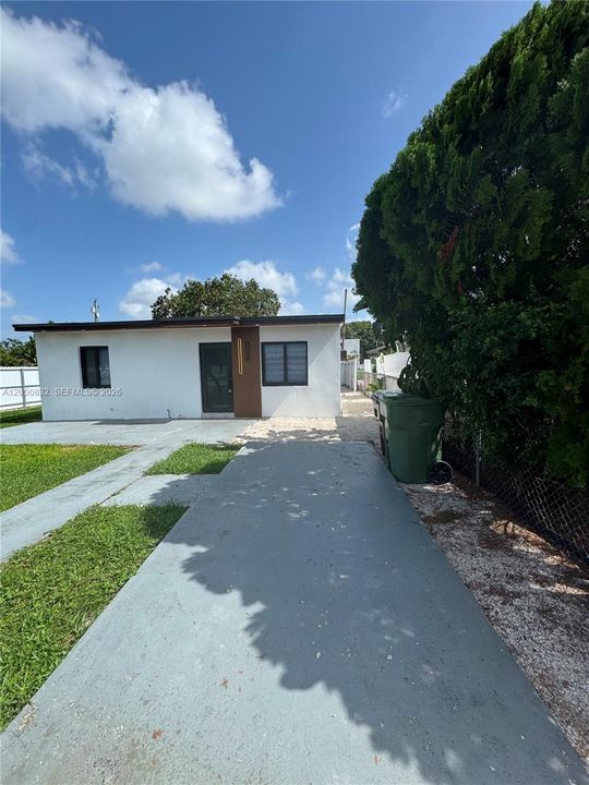 For Sale: $575,000 (2 beds, 1 baths, 720 Square Feet)