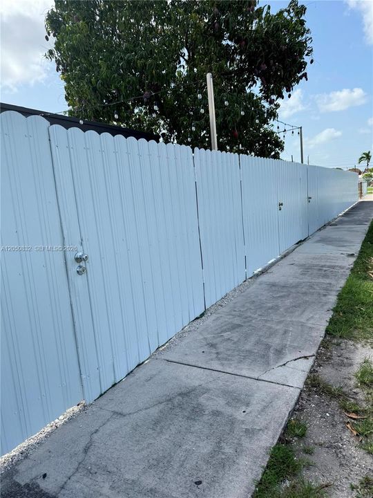 For Sale: $575,000 (2 beds, 1 baths, 720 Square Feet)