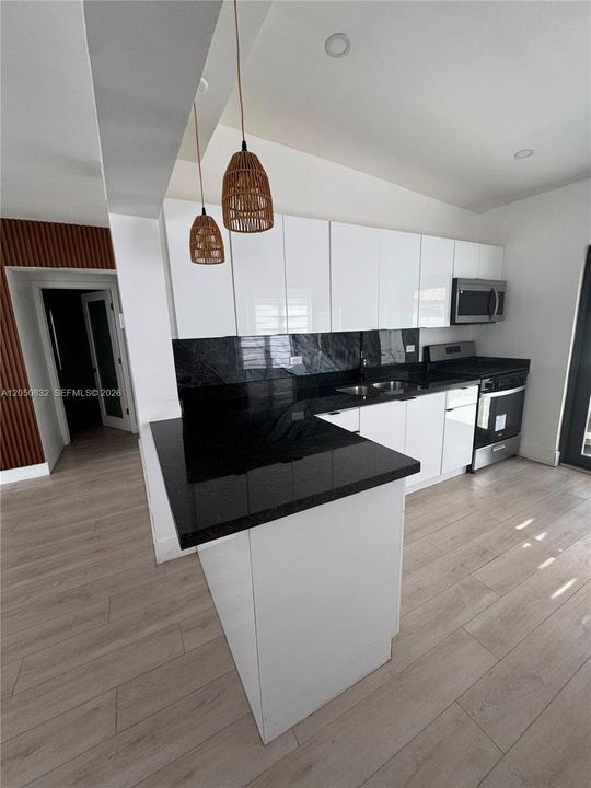 For Sale: $575,000 (2 beds, 1 baths, 720 Square Feet)