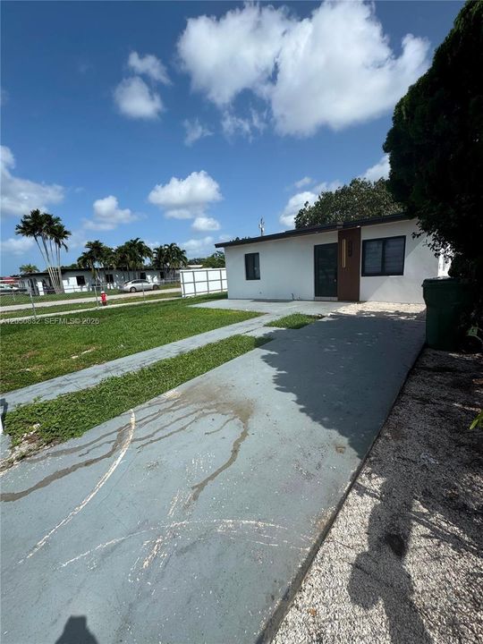 For Sale: $575,000 (2 beds, 1 baths, 720 Square Feet)