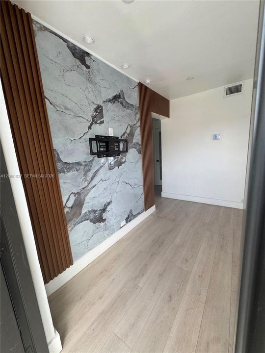 For Sale: $575,000 (2 beds, 1 baths, 720 Square Feet)