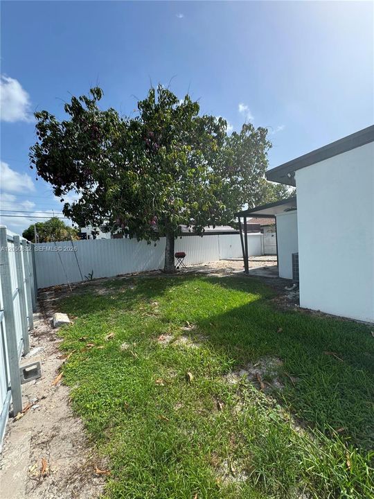 For Sale: $575,000 (2 beds, 1 baths, 720 Square Feet)