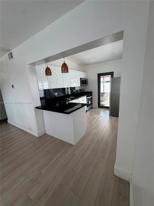 For Sale: $575,000 (2 beds, 1 baths, 720 Square Feet)