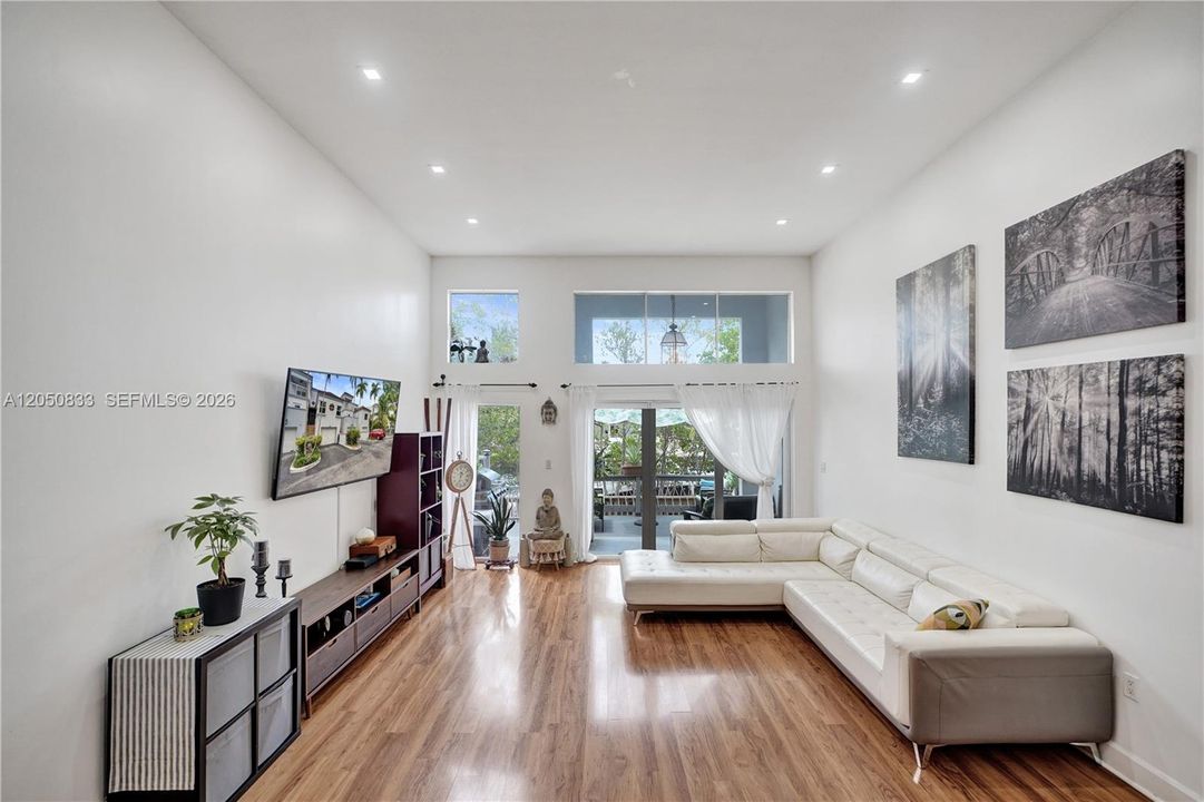 For Sale: $775,000 (3 beds, 3 baths, 1500 Square Feet)
