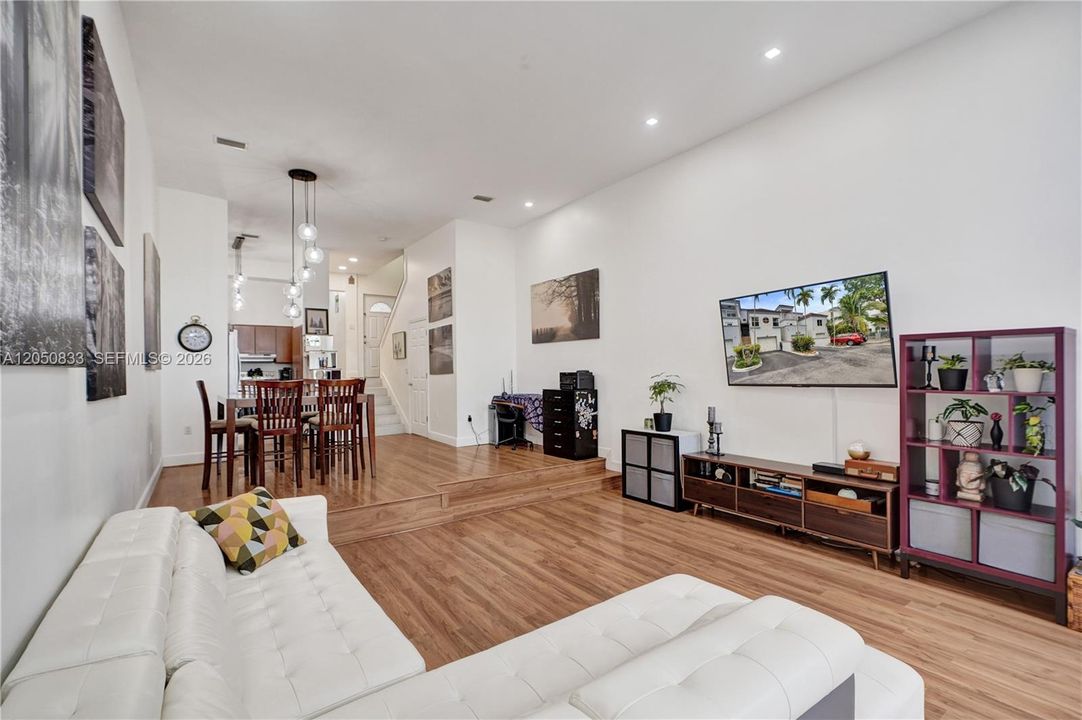For Sale: $775,000 (3 beds, 3 baths, 1500 Square Feet)