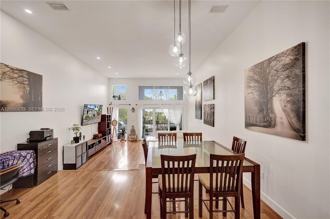 For Sale: $775,000 (3 beds, 3 baths, 1500 Square Feet)