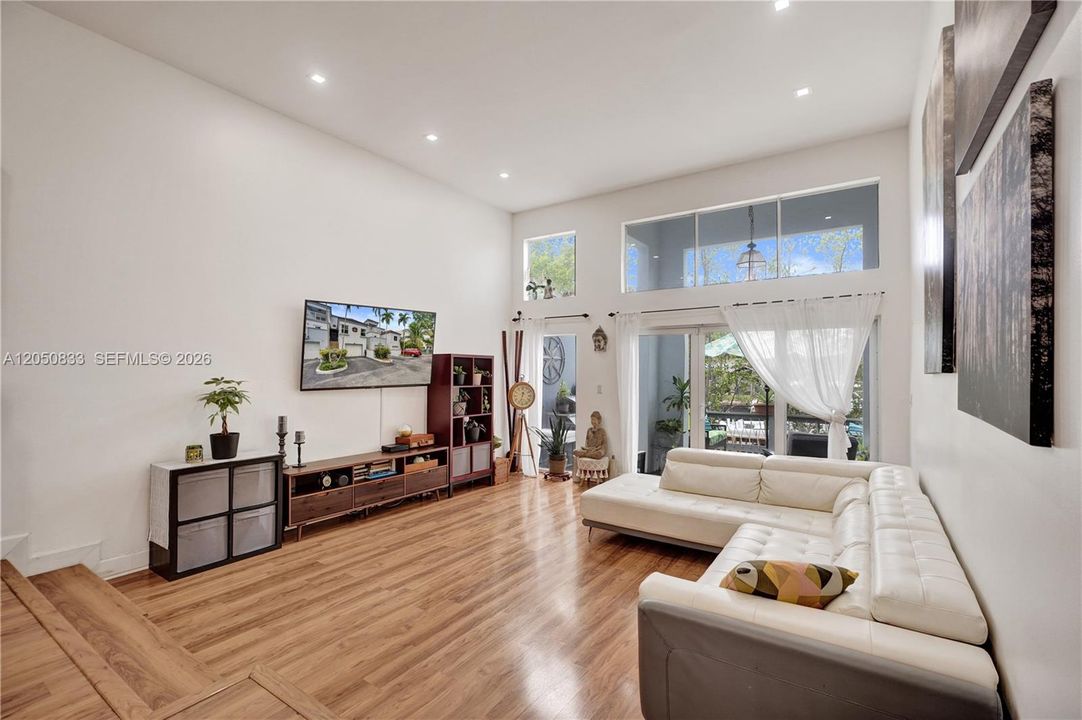 For Sale: $775,000 (3 beds, 3 baths, 1500 Square Feet)