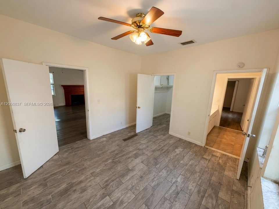 For Rent: $2,149 (4 beds, 2 baths, 2768 Square Feet)