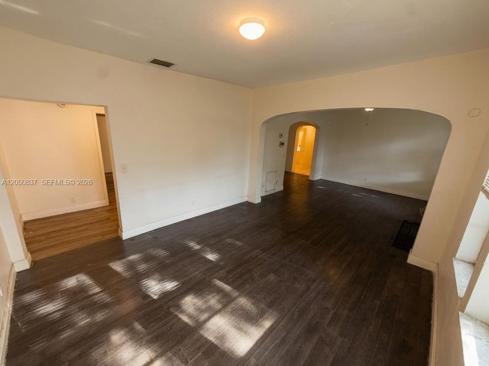 For Rent: $2,149 (4 beds, 2 baths, 2768 Square Feet)