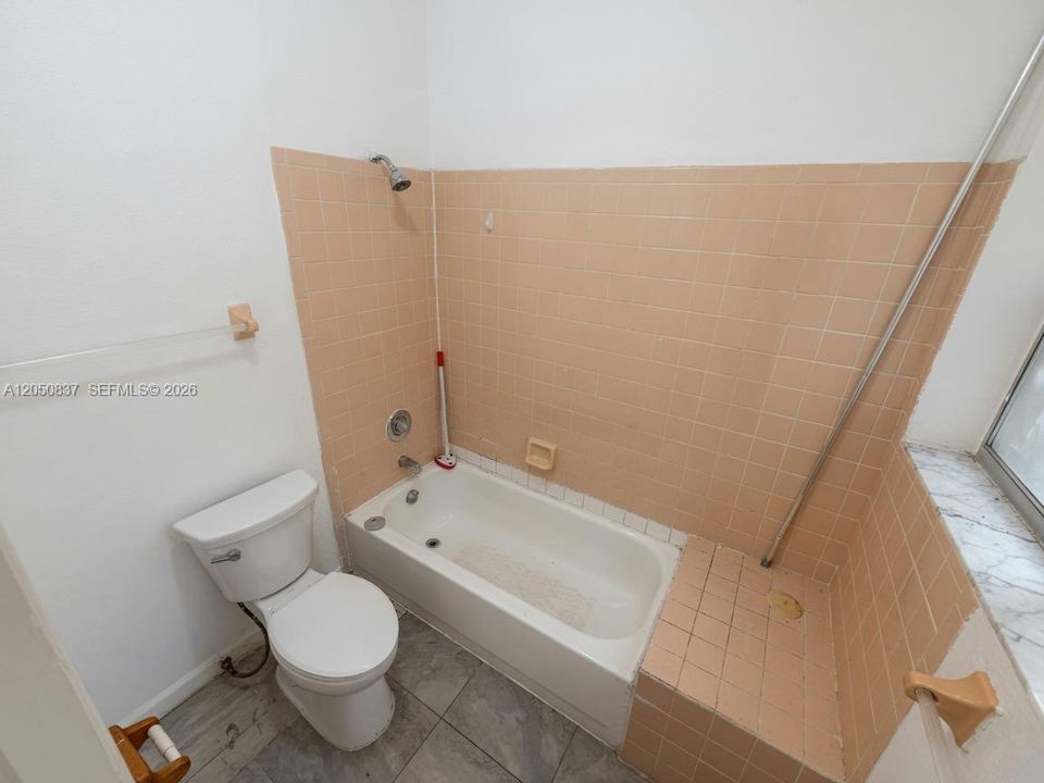 For Rent: $2,149 (4 beds, 2 baths, 2768 Square Feet)