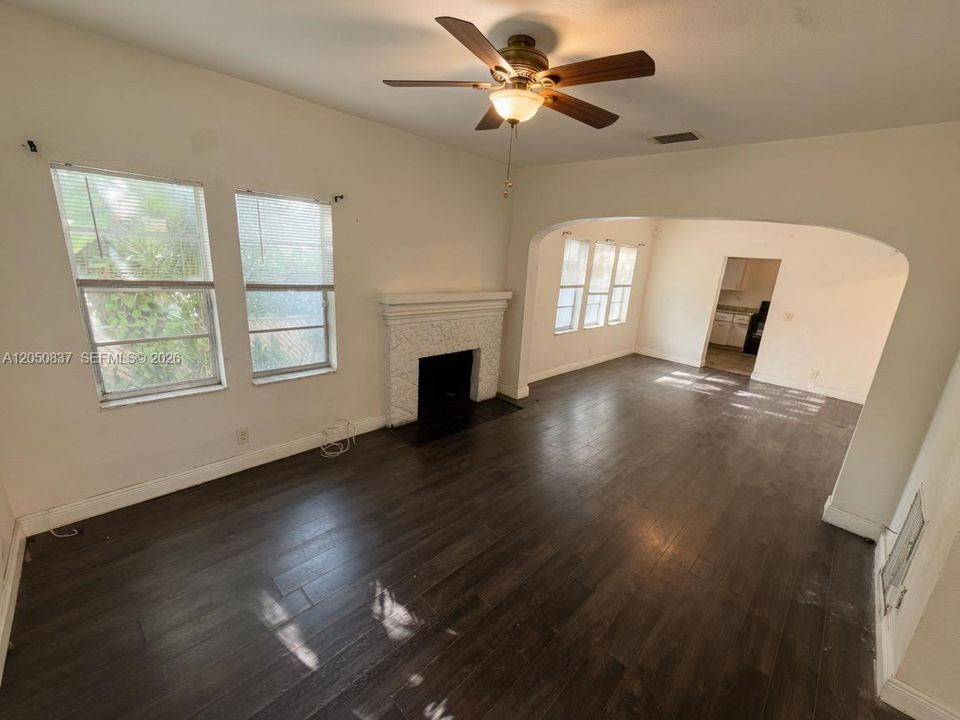 For Rent: $2,149 (4 beds, 2 baths, 2768 Square Feet)