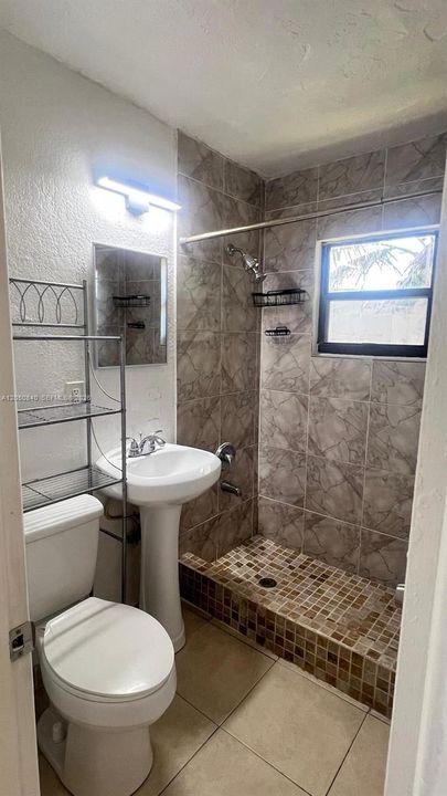 В аренду: $2,850 (5 спален, 2 ванн, 1400 Квадратных фут)