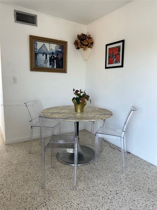 For Sale: $289,000 (2 beds, 1 baths, 750 Square Feet)
