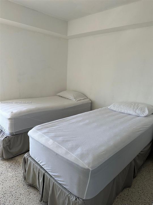 For Sale: $289,000 (2 beds, 1 baths, 750 Square Feet)