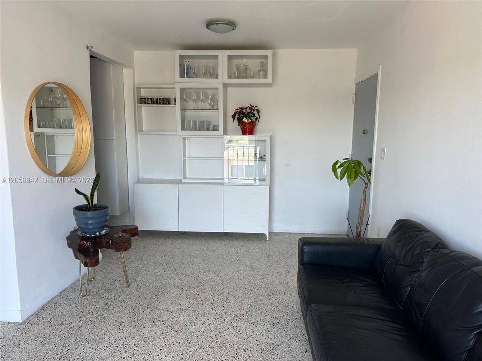 For Sale: $289,000 (2 beds, 1 baths, 750 Square Feet)
