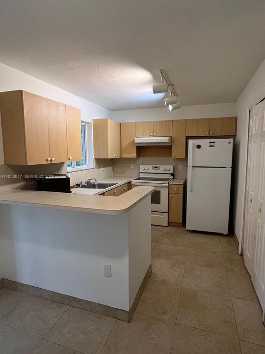 For Sale: $220,000 (3 beds, 2 baths, 1099 Square Feet)