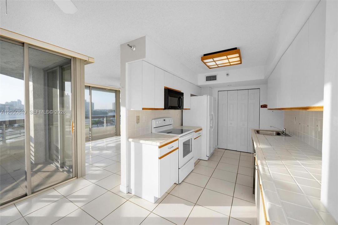 В аренду: $3,400 (2 спален, 2 ванн, 1447 Квадратных фут)