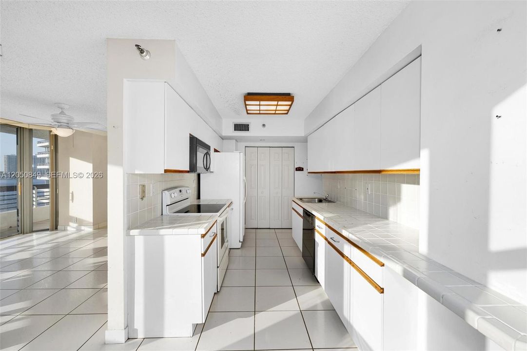 В аренду: $3,400 (2 спален, 2 ванн, 1447 Квадратных фут)