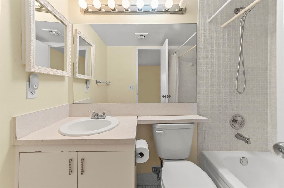 14 Bathroom 02