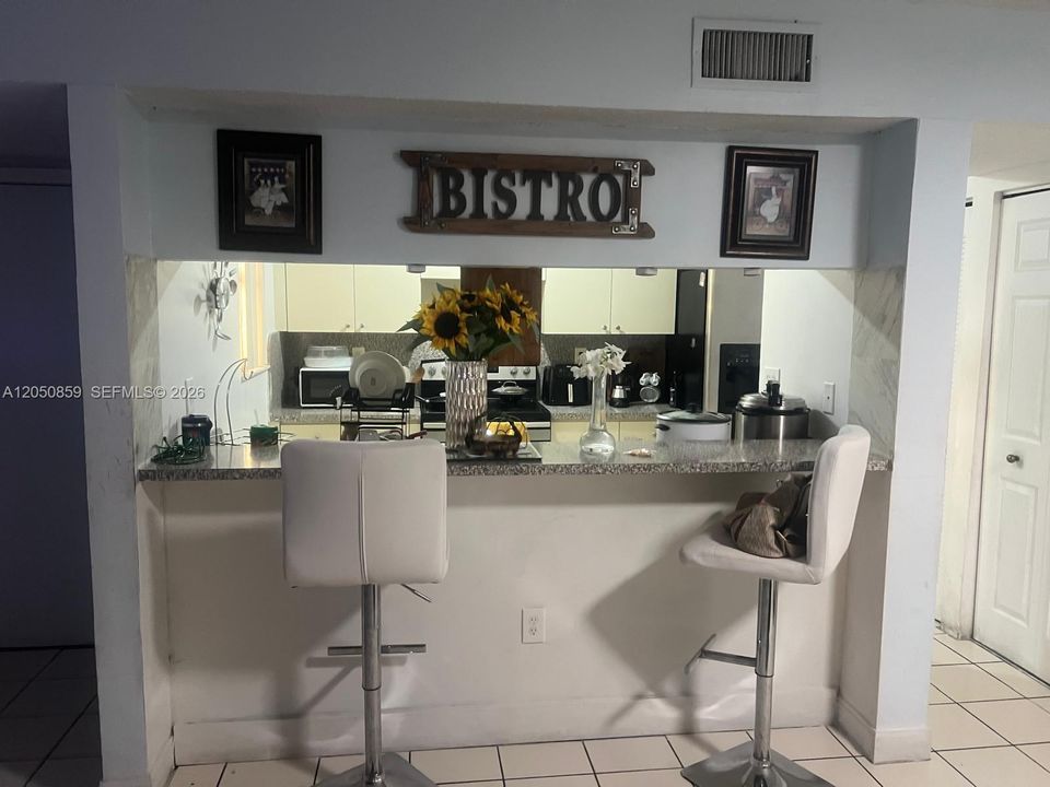 For Rent: $2,500 (3 beds, 2 baths, 1015 Square Feet)