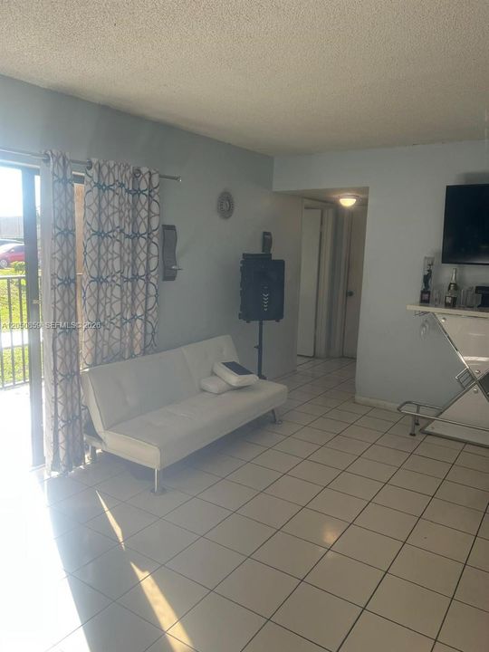 For Rent: $2,500 (3 beds, 2 baths, 1015 Square Feet)