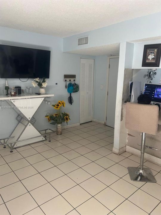 For Rent: $2,500 (3 beds, 2 baths, 1015 Square Feet)