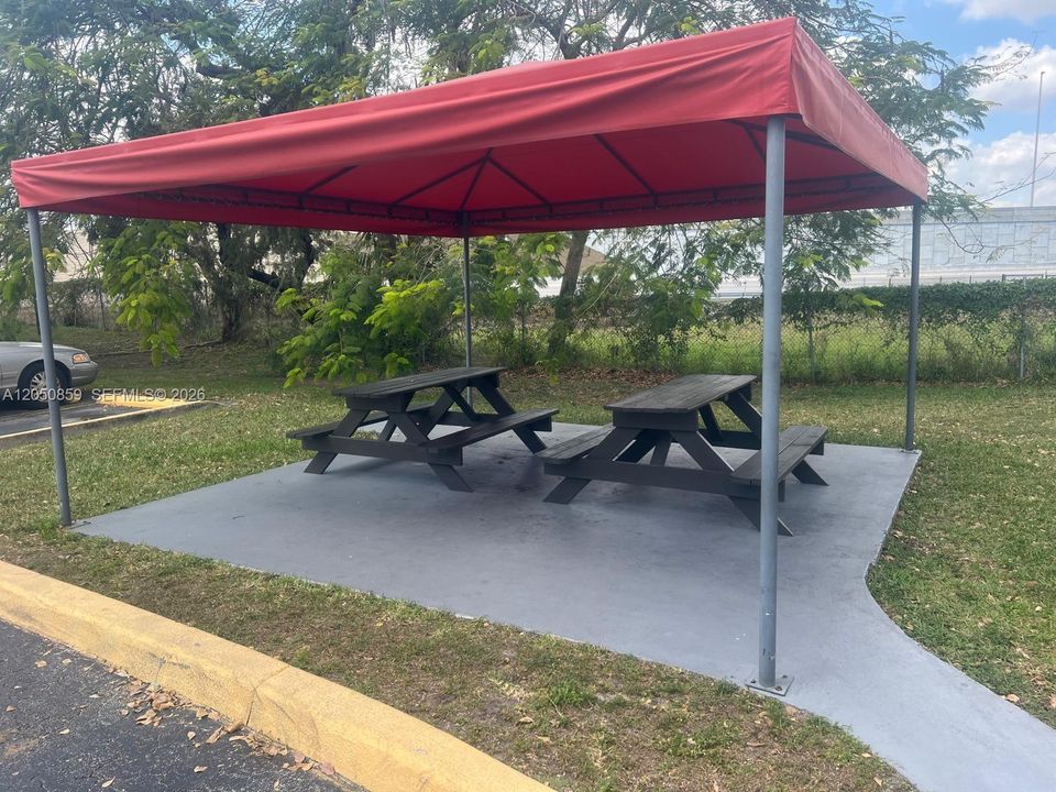 For Rent: $2,500 (3 beds, 2 baths, 1015 Square Feet)