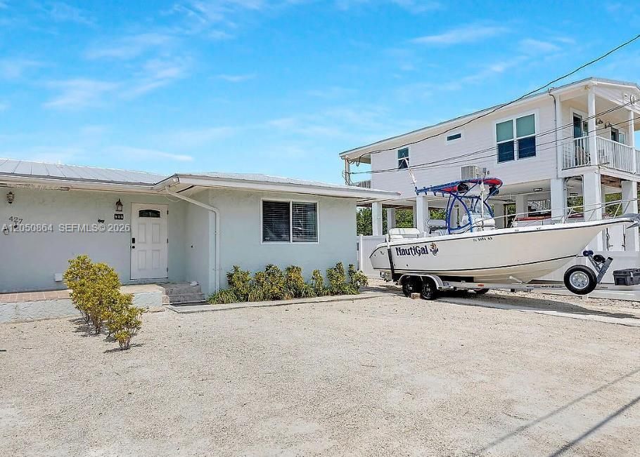 For Sale: $750,000 (2 beds, 2 baths, 945 Square Feet)