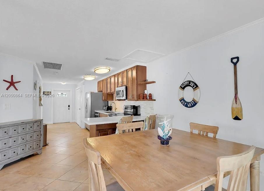 For Sale: $750,000 (2 beds, 2 baths, 945 Square Feet)