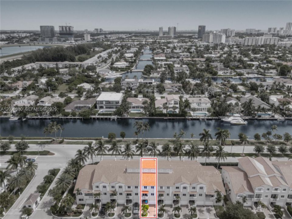 На продажу: $950,000 (4 спален, 3 ванн, 2700 Квадратных фут)