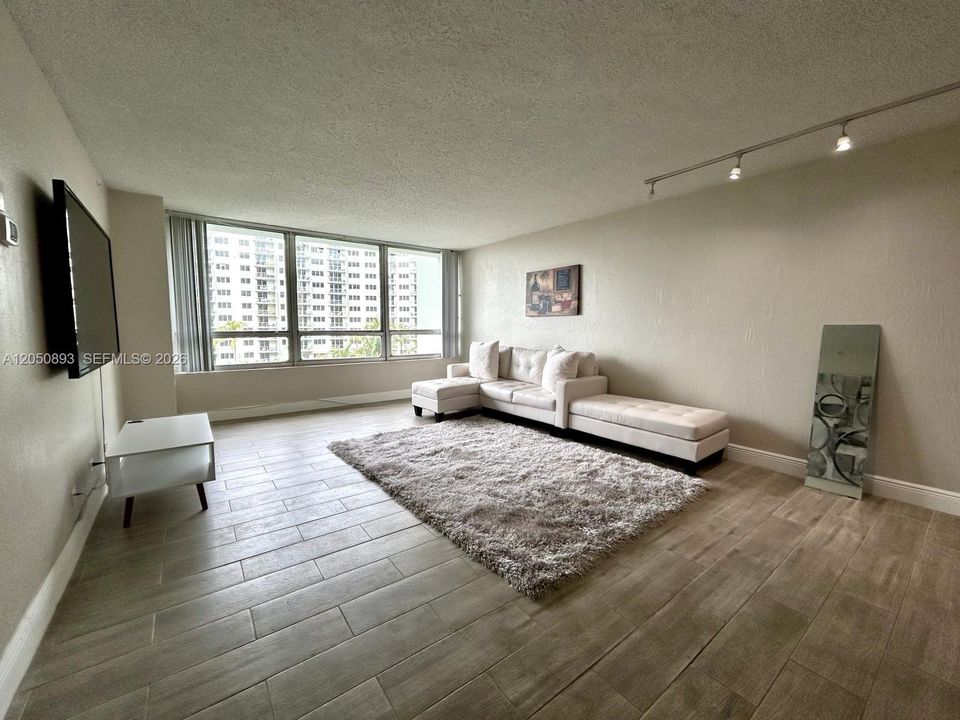 For Rent: $2,800 (1 beds, 1 baths, 788 Square Feet)