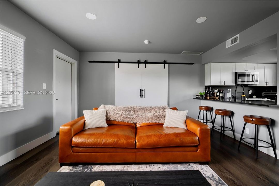 For Sale: $190,000 (1 beds, 1 baths, 580 Square Feet)