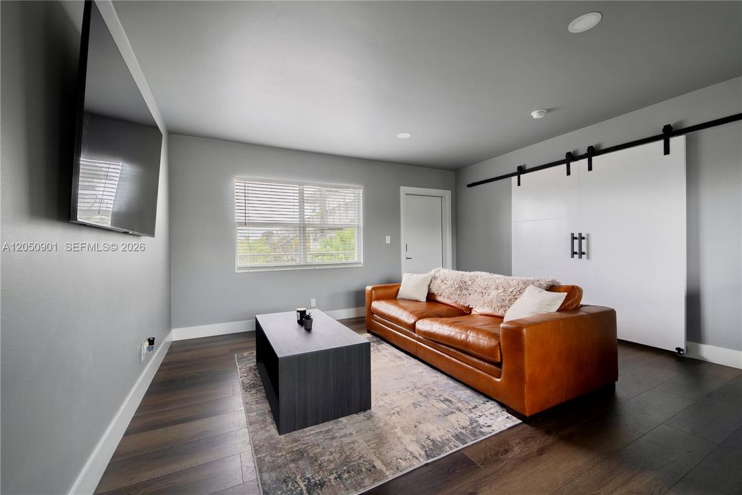For Sale: $190,000 (1 beds, 1 baths, 580 Square Feet)
